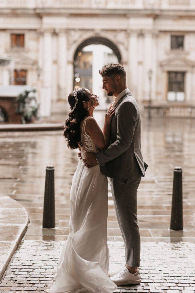 Im regen steht das Brautpaar mit geschlossenen Augen voreinander- Hochzeitsfotograf Hamburg. Hochzeitsfilm Hamburg