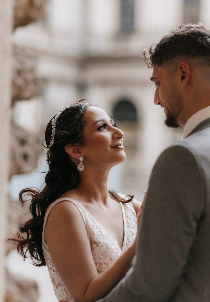 Das Brautpaar schaut sich in die Augen. Hochzeitsfotograf Hamburg. Hochzeitsfilm Hamburg