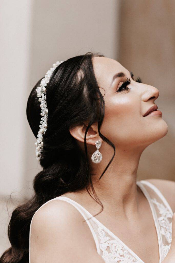 Portraitaufnahme von der Braut, wie sie nach rechts schaut. Hochzeitsfotograf Hamburg. Hochzeitsfilm Hamburg