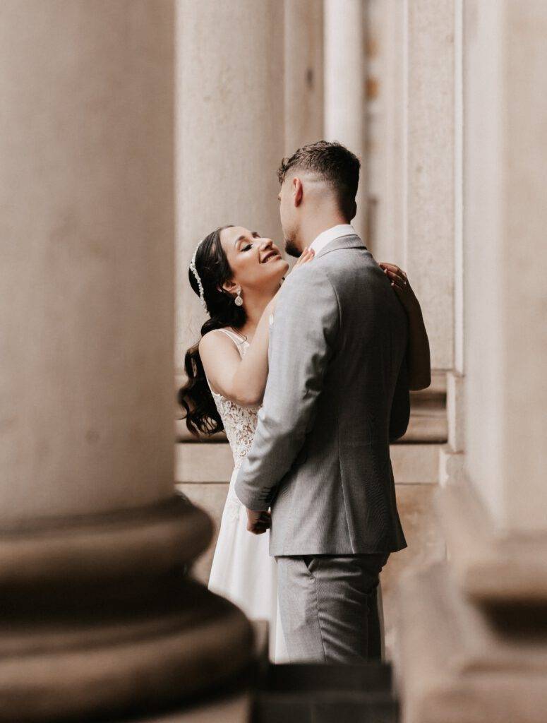 Die Schuhe des Bräutigams aus der Vogelperspektive, bevor diese angezogen wurden. Hochzeitsfotograf Hamburg. Hochzeitsfilm Hamburg