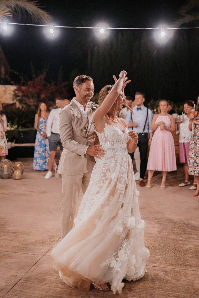 Hochzeitstanz. Das Brautpaar unter freien Himmel bei Nacht auf Mallorca und Tanzt ihren Hochzeitstanz. Die Braut macht eine Drehung. Hochzeitsfotograf-Hamburg