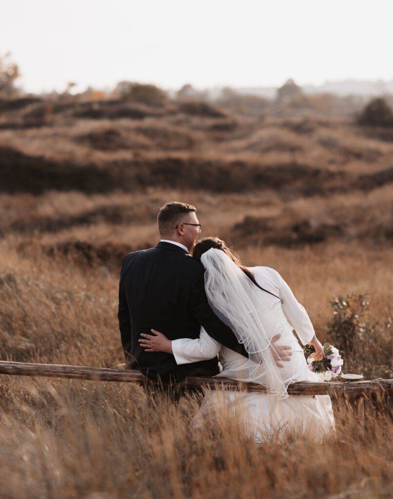 Backaufnahme von einem Brautpaar. Hochzeitsfotograf Hamburg. Hochzeitsfilm Hamburg