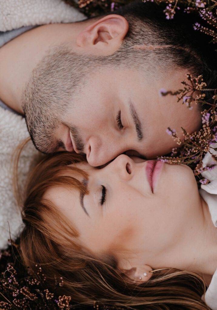 Vogelperspektive Aufnahem von den Köpfen eines Pärchens. Hochzeitsfotograf Hamburg. Hochzeitsfilm Hamburg