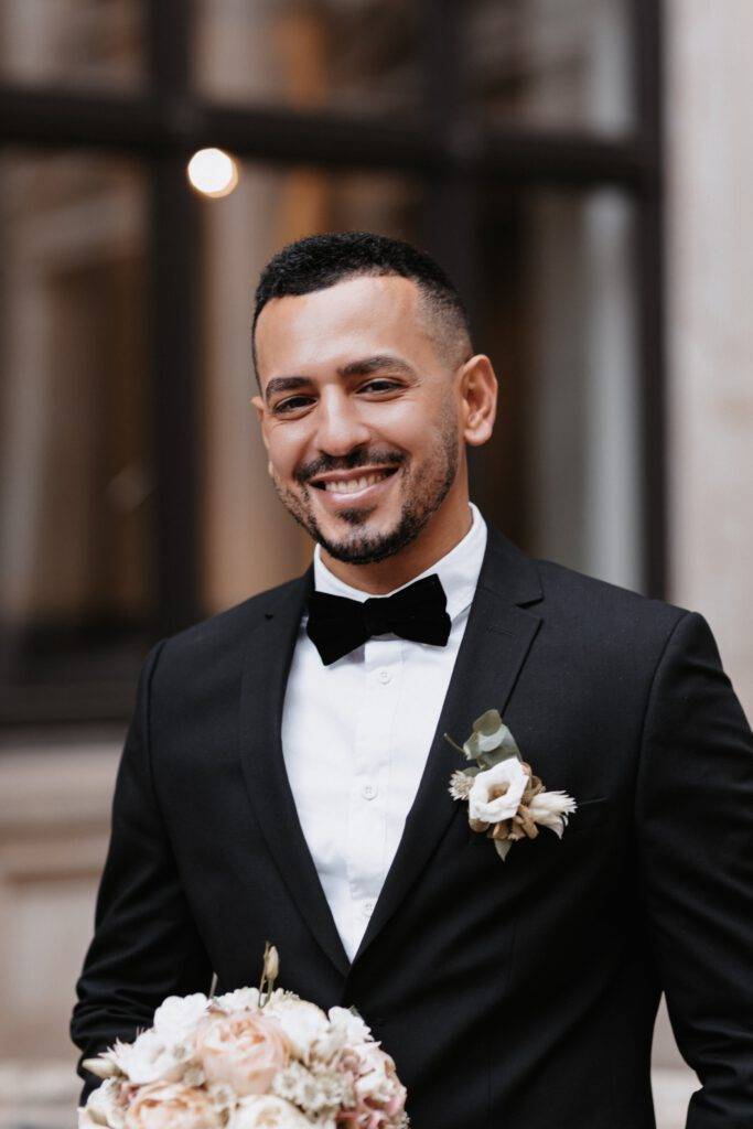 Portraitaufnahme vom Bräutigam, wie er lachend in die Kamera schaut- Hochzeitsfotograf Hamburg. Hochzeitsfilm Hamburg