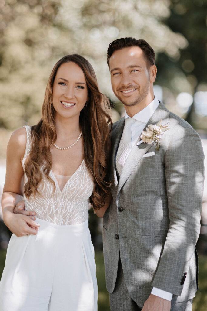 Das Brautpaar schaut straight in die Kamera. Hochzeitsfotograf-Hamburg