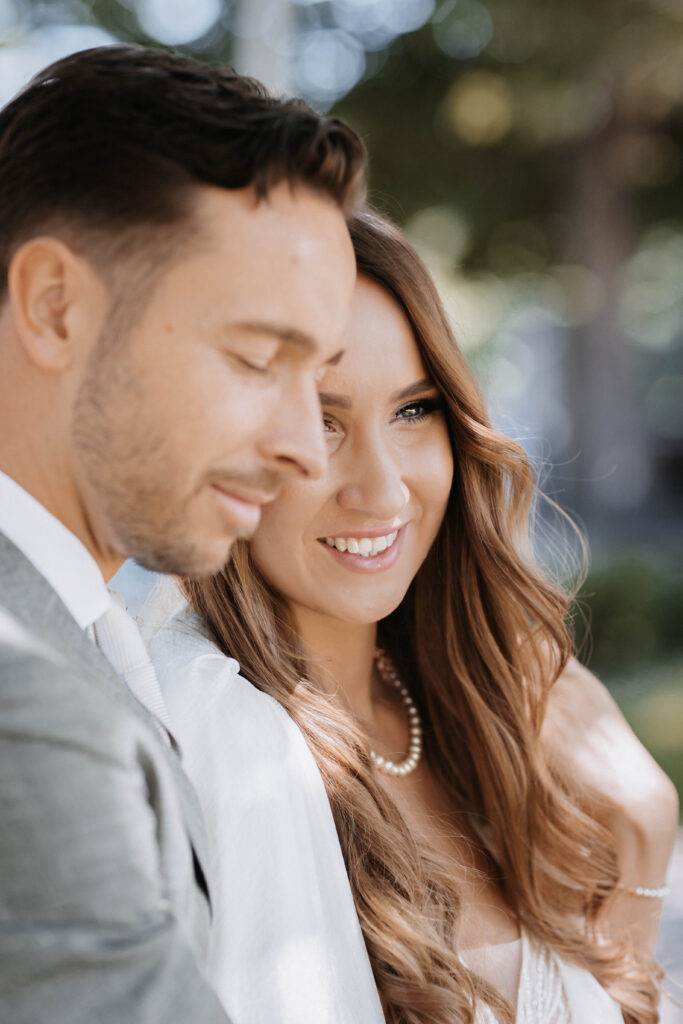 Nahaufnahme von einem Brautpaar bei der freien Trauung. Hochzeitsfotograf-Hamburg