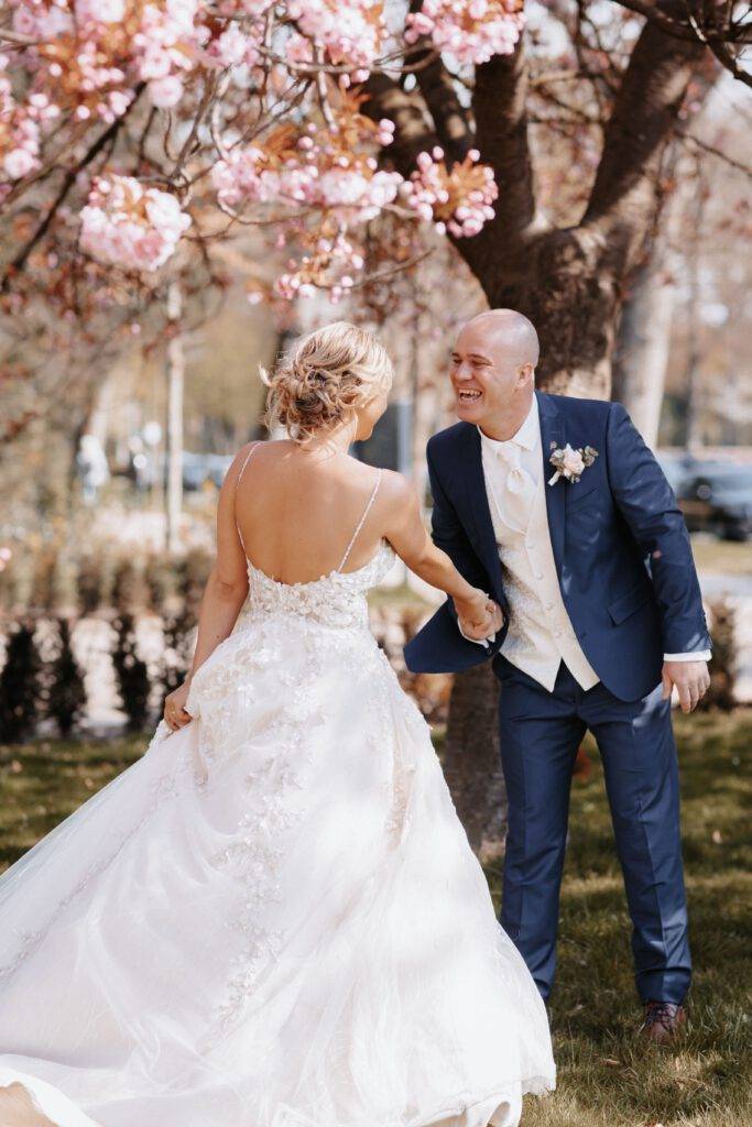 Das Brautpaar tanztr unter einem Kirschbaum und schaut sich dabei in die augen.Hochzeitsfotograf-Hamburg