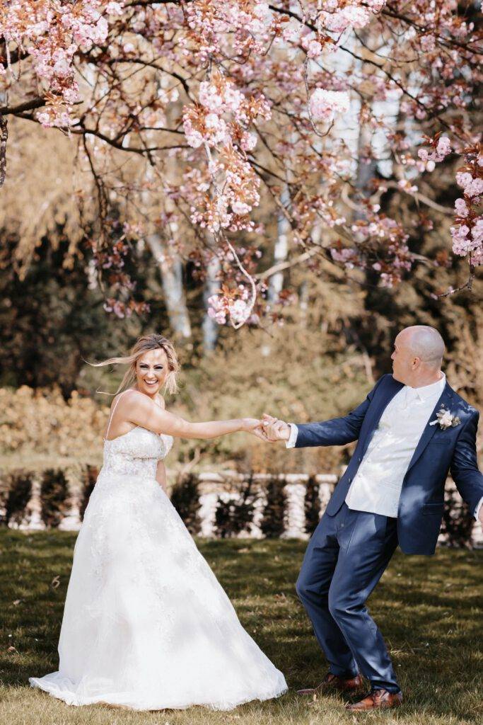Das Brautpaar tanztr unter einem Kirschbaum und schaut sich dabei in die augen.Hochzeitsfotograf-Hamburg
