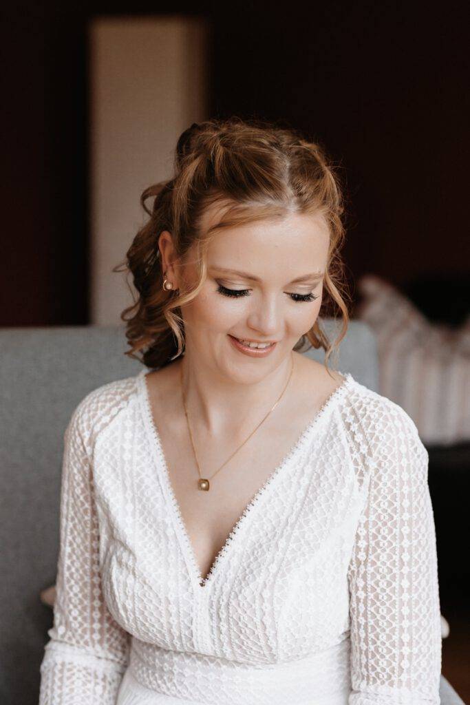 Portraitaufnahme einer Braut in einem Weißen Oberteil Hochzeitsfotograf-Hamburg