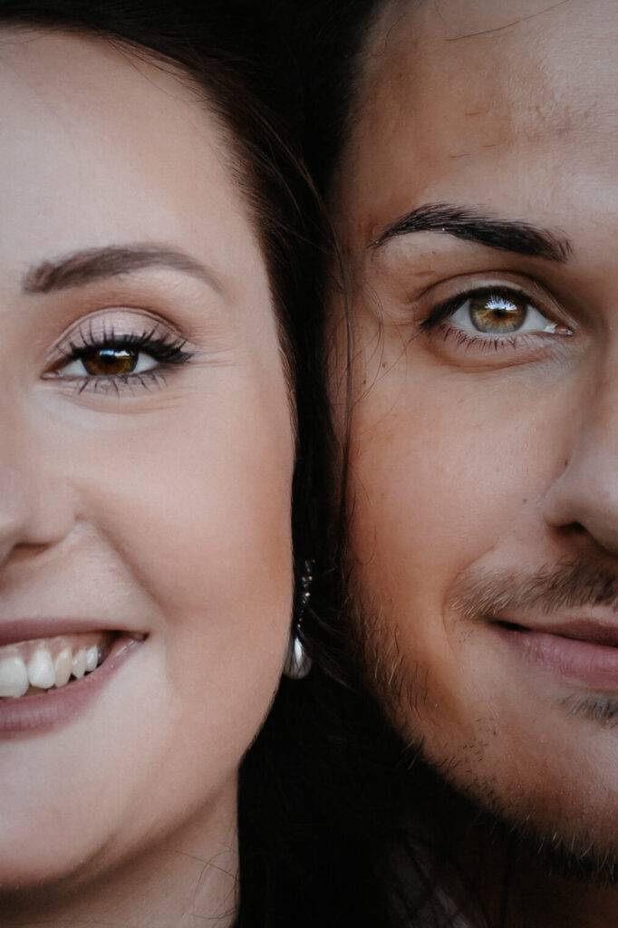 Eine Nahaufnahme von zwei Hälften der Gesichter. Die Frau hat braune und der Mann grüne Augen.