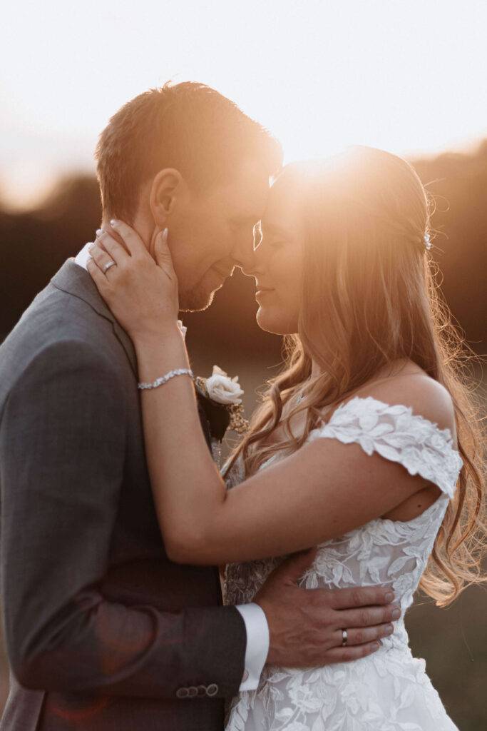 Nahaufnahme. Das Brautpaar schaut sich an und die Nase berührt sich