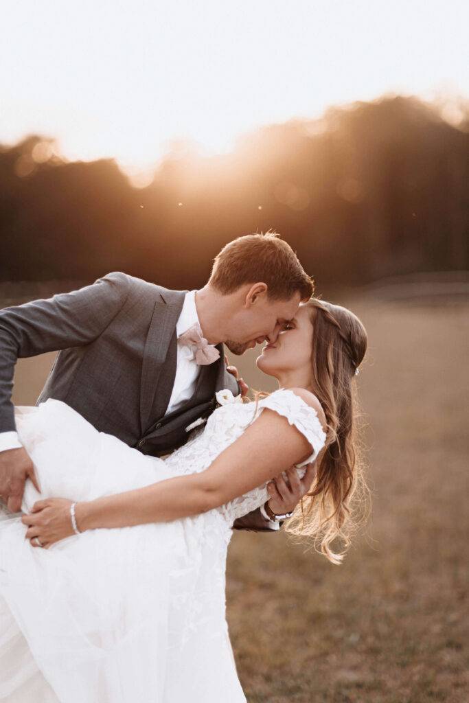 Golden Hour - Die Braut wird vom Partner nach hintern zum Kuss geworfen