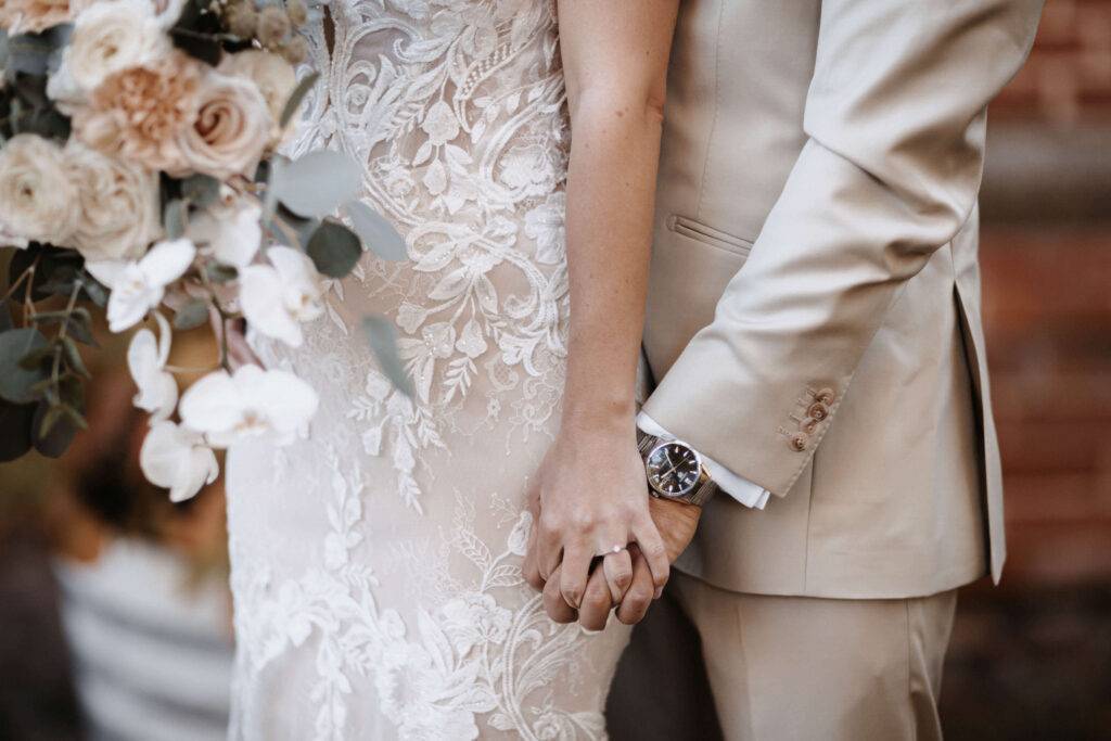 Detailaufnahme. Beide haben die Hände ineinandergeschlossen