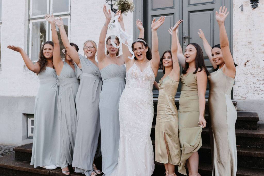 Gruppenfoto mit der Braut und jubelnden Frauen