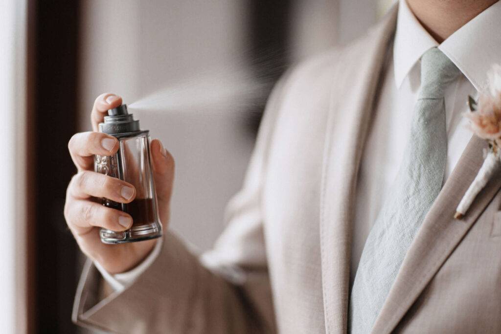 Detailaufnahme wie eine Parfümflasche sprüht