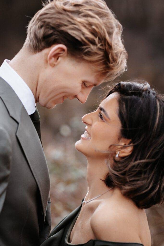 Lachend schaut sich das Hochzeitspaar in die Augen. Hochzeitsfotograf Hamburg. Hochzeitsfilm Hamburg