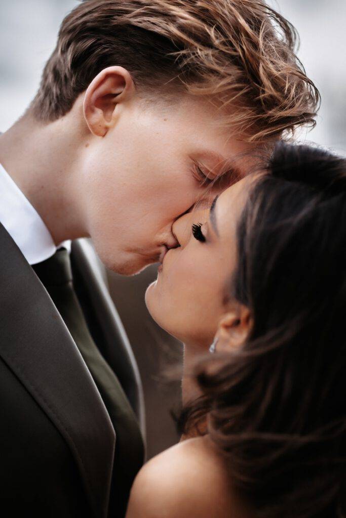 Kuss Szene von nah. Hochzeitsfotograf Hamburg. Hochzeitsfilm Hamburg