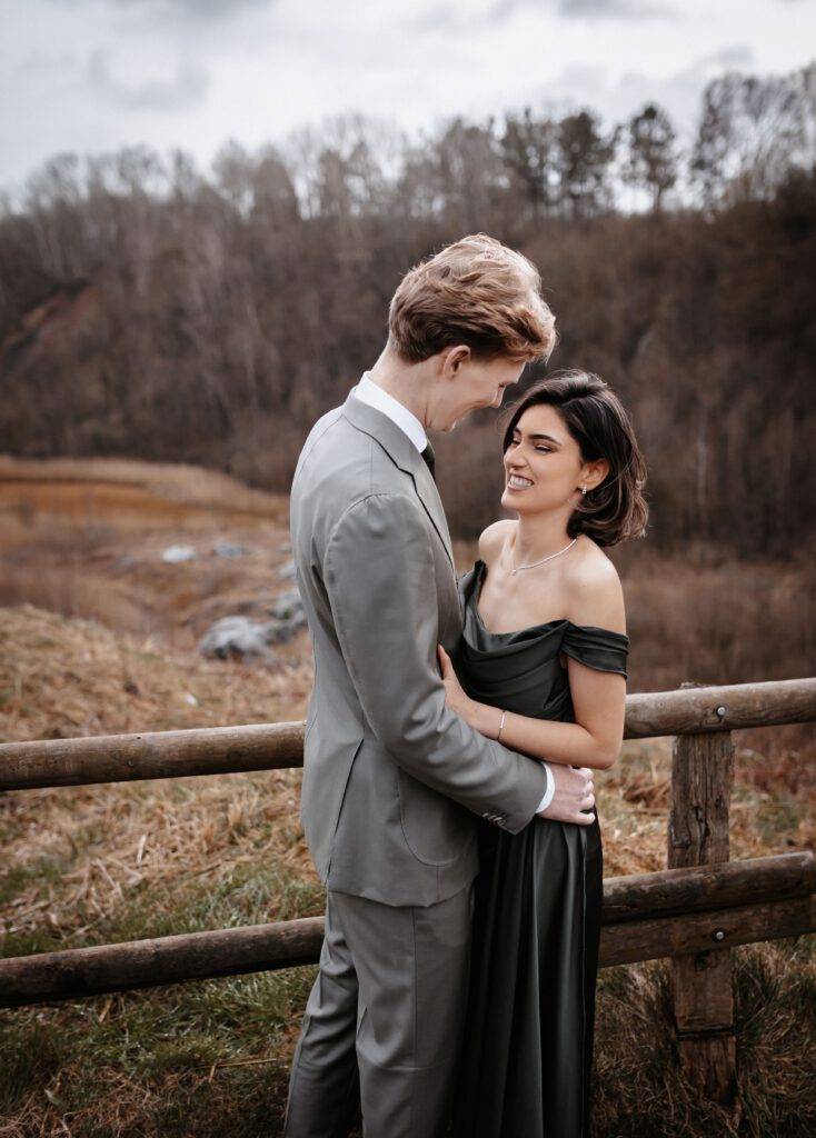 Das Brautpaar steht in der Kalkgrube lachend voreinander und schaut sich an. Hochzeitsfotograf Hamburg. Hochzeitsfilm Hamburg