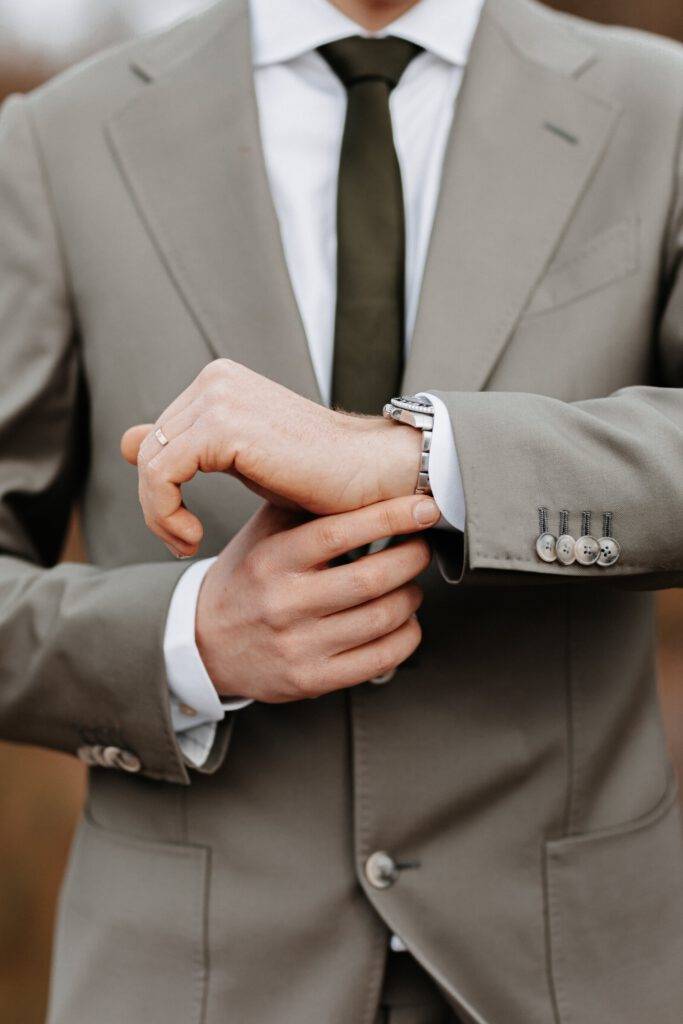 Detailaufnahme von der Uhr des Bräutigams. Hochzeitsfotograf Hamburg. Hochzeitsfilm Hamburg