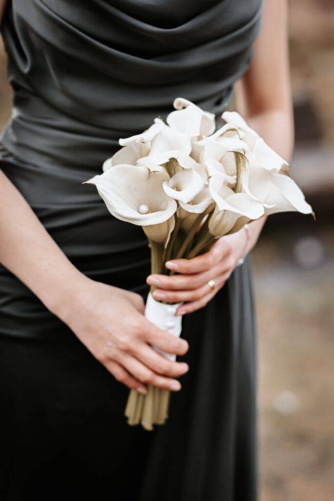 Detailaufnahme von Tulpen, was der Strauß der Braut ist. Hochzeitsfotograf Hamburg. Hochzeitsfilm Hamburg