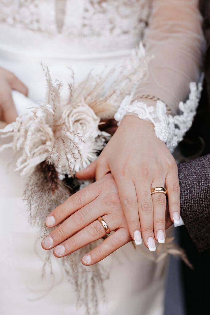 Detailaufnahme von den Händen des Brautpaares, wo die Trauringe zu sehen sind. Hochzeitsfotograf Hamburg. Hochzeitsfilm Hamburg