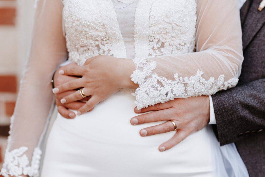 Detailaufnahme von den Trauringen. Hochzeitsfotograf Hamburg. Hochzeitsfilm Hamburg