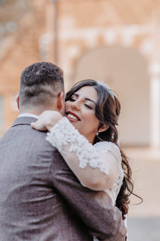 Das Brautpaar umarmt sich. Hochzeitsfotograf Hamburg. Hochzeitsfilm Hamburg