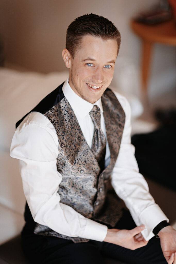 Der Bräutigam vor der Hochzeit beim Getting Ready mit Weste. Braut und Bräutigam vor dem Pastor bei der Trauung. Hochzeitsfotograf Hamburg