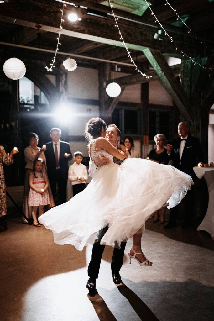 Hochzeitstanz. Die Braut wird vom Bräutigam mit einer Drehung durch die Luft gehoben. Hochzeitsfotograf Hamburg. Hochzeitsfilm Hamburg