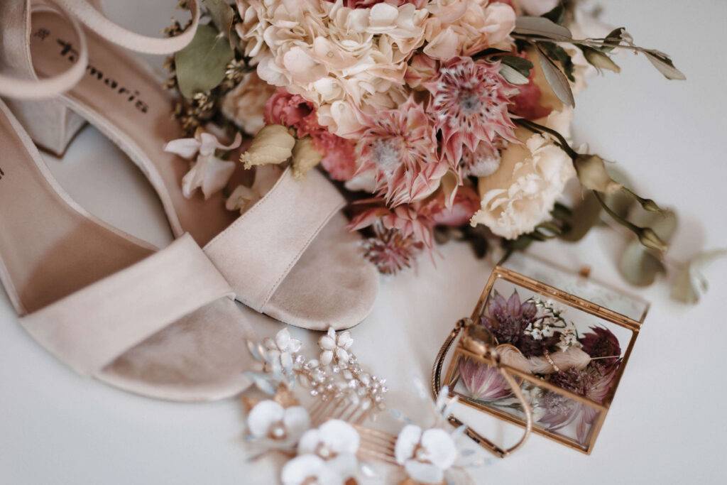 Detailaufnahmen von der Braut. Schuhe, Schmuck, Brautstrauß