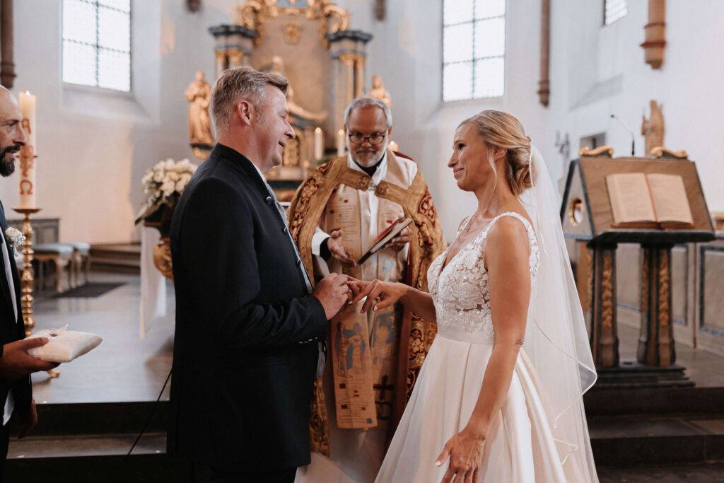 In der Kirche steht das Brautpaar zum Ja Wort vor dem Pastor