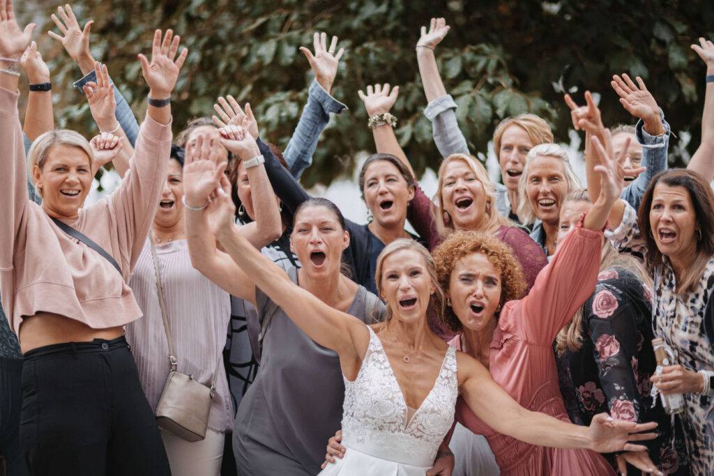 Gruppenfoto von der Braut und den Gästen
