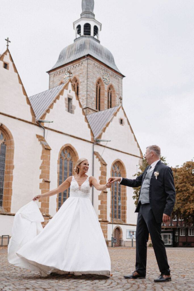 Vor der Kirche tanzt das Brautpaar