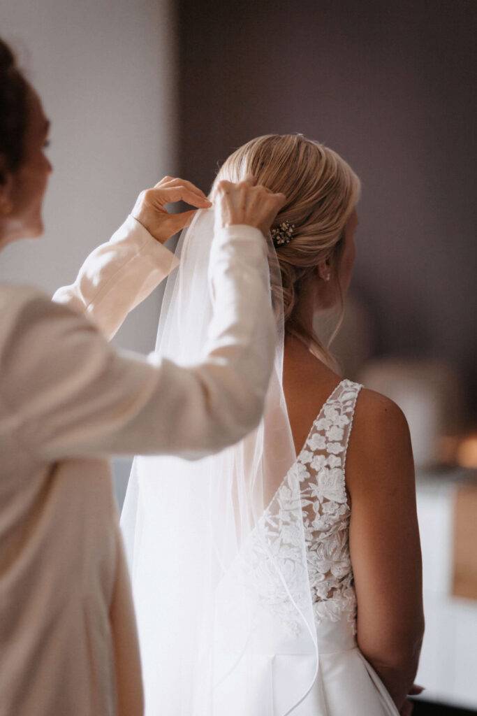 Getting Ready - Die Braut bekommt ihr Schleier in die Haare